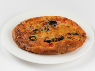 Пицца с маринованным огурчиком